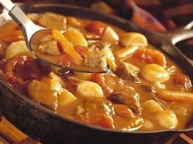 Montecristi, famoso por su diversidad de pescados y mariscos, ofrece buena comida en restaurantes como Cocomar, el Hotel Marina del Mar y Terraza Doña Ana. Otro plato tradicional es el "chivo liniero" (chivo guisado o al horno) que se sirve en pequeños restaurantes situados a lo largo de la carretera que conecta a Montecristi con Navarrete.