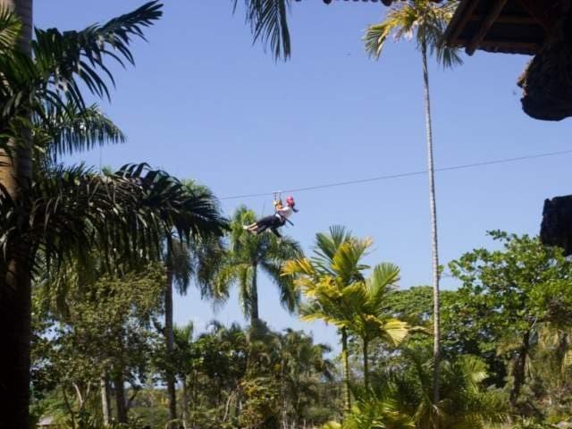 Ziplines en Caño Hondo Ubicado dentro de los terrenos del complejo turístico Paraíso Caño Hondo, a sólo 20 minutos al este de la ciudad de Sánchez, este circuito ofrece la oportunidad única de hacer zipline dentro del protegido Parque Nacional Los Haitises. Te deslizarás sobre las piscinas de color esmeralda del río Jibales que brotan a través del hotel, y sobre el exuberante follaje del parque con vistas panorámicas de la bahía de San Lorenzo.