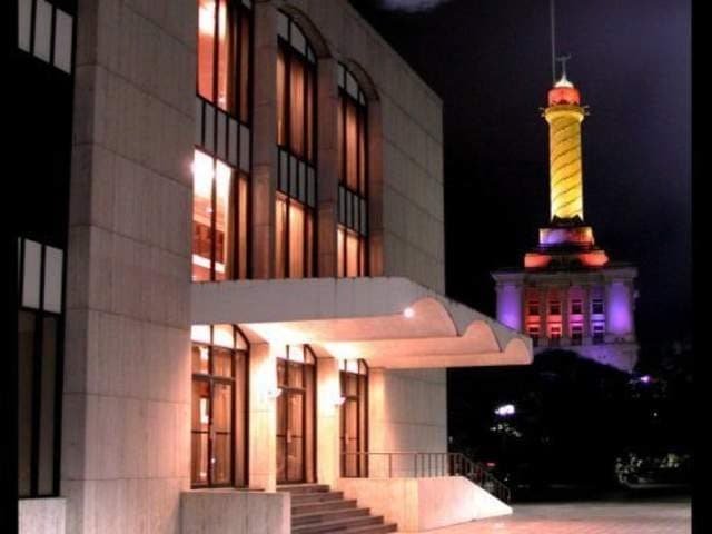 La ciudad de Santiago es conocida por su vibrante vida nocturna. Encontrarás una variedad de bares alrededor del icónico Monumento a los Héroes de La Restauración en el centro de la ciudad, donde las multitudes se reúnen los fines de semana y después del trabajo. La ciudad también cuenta con centros comerciales con bares y discotecas que abren hasta las altas horas de la noche. Los amantes de los casinos también encontrarán algo que hacer en los hoteles del centro de la ciudad. La música en vivo siempre está en oferta en una de las discotecas de la ciudad, en esta región central del Cibao donde se originó el merengue.