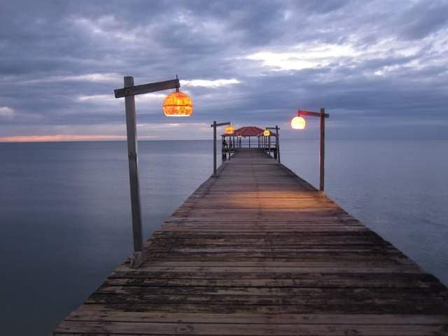 Vida Nocturna en Montecristi

El Malecón de Montecristi se ha convertido para los lugareños en un espacio popular para disfrutar de la música durante los fines de semana. Hay otros lugares de la ciudad donde se puede bailar bachata y merengue, a veces con música en vivo.