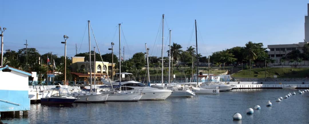 Marinas

Los marineros no son los únicos que pueden disfrutar de las múltiples marinas con servicio completo de República Dominicana. Las marinas de primera clase en Punta Cana y Cap Cana ofrecen un mundo de posibilidades, desde experiencias gastronómicas frente al mar hasta compras, excursiones de pesca y buceo, salas de cine y bares. La Marina de Casa de Campo es la más prestigiosa, ofreciendo vistas increíbles a lo largo del Río Chavón, donde desemboca en el Mar Caribe, con restaurantes a lo largo del muelle y plazas comerciales. El Ocean World Marina de Puerto Plata cobra vida con un casino y espectáculos de danza semanales, mientras que la Marina Puerto Blanco de Luperón es conocida por su gastronomía dominicana y noches de baile. La Marina de Puerto Bahía en Samaná está convenientemente ubicada cerca de atracciones populares como Cayo Levantado y el Parque Nacional Los Haitises.

Las marinas de República Dominicana son una maravillosa ventaja añadida de la que se puede disfrutar todo el año.

Desde Punta Cana hasta Puerto Plata, pasando por Samaná, las marinas de clase mundial ofrecen un mundo de entretenimiento, desde restaurantes hasta cines.