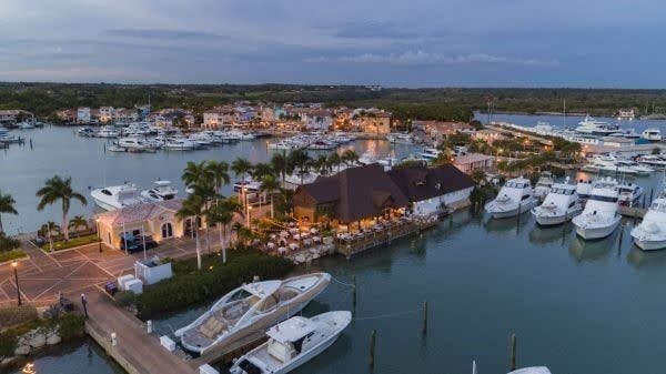Marinas

Los marineros no son los únicos que pueden disfrutar de las múltiples marinas con servicio completo de República Dominicana. Las marinas de primera clase en Punta Cana y Cap Cana ofrecen un mundo de posibilidades, desde experiencias gastronómicas frente al mar hasta compras, excursiones de pesca y buceo, salas de cine y bares. La Marina de Casa de Campo es la más prestigiosa, ofreciendo vistas increíbles a lo largo del Río Chavón, donde desemboca en el Mar Caribe, con restaurantes a lo largo del muelle y plazas comerciales. El Ocean World Marina de Puerto Plata cobra vida con un casino y espectáculos de danza semanales, mientras que la Marina Puerto Blanco de Luperón es conocida por su gastronomía dominicana y noches de baile. La Marina de Puerto Bahía en Samaná está convenientemente ubicada cerca de atracciones populares como Cayo Levantado y el Parque Nacional Los Haitises.

Las marinas de República Dominicana son una maravillosa ventaja añadida de la que se puede disfrutar todo el año.

Desde Punta Cana hasta Puerto Plata, pasando por Samaná, las marinas de clase mundial ofrecen un mundo de entretenimiento, desde restaurantes hasta cines.
