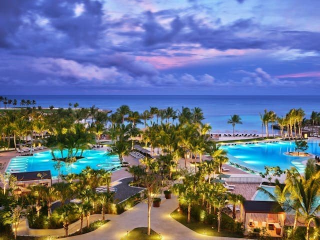 The St. Regis Cap Cana Resort

El St. Regis Cap Cana Resort marca la llegada de la emblemática marca de lujo a la República Dominicana. Fundada hace más de un siglo por John Jacob Astor IV con la inauguración de The St. Regis New York, la marca se ha convertido desde entonces en un símbolo de refinamiento absoluto y servicio personalizado. La marca internacional de ultralujo continúa expandiendo su cartera de hoteles y, en el proceso, está trayendo su legado de servicio de mayordomo y rituales exclusivos a la ciudad de Punta Cana.personalizado. La marca internacional de ultralujo continúa expandiendo su cartera de hoteles y, en el proceso, está trayendo su legado de servicio de mayordomo y rituales exclusivos a la ciudad de Punta Cana.