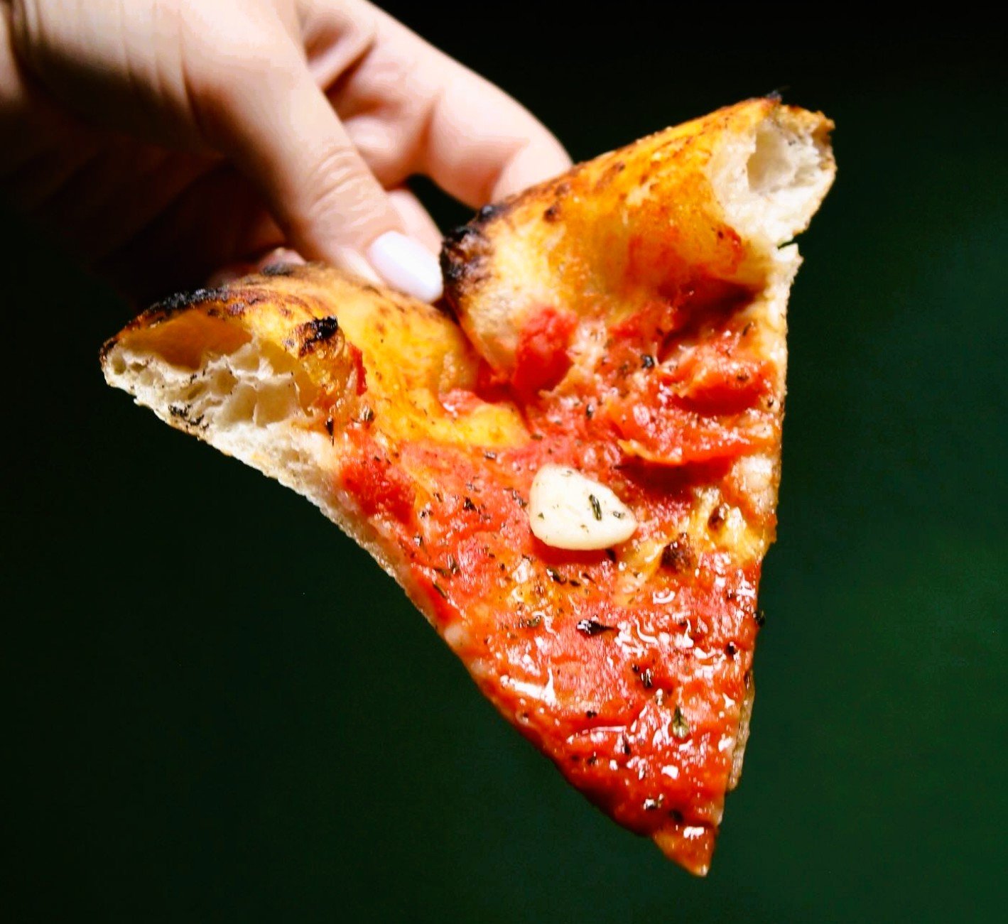 La República Dominicana se ha consolidado como uno de los destinos turísticos más dinámicos y exitosos del Caribe, combinando playas de postal, infraestructuras modernas y una oferta hotelera y residencial en constante evolución. En este contexto, Playa Nueva Romana by Bahia Principe Residences destaca como uno de los desarrollos más exclusivos del país, pensado para un público que busca tranquilidad, servicios de alto nivel y un entorno residencial-turístico muy cuidado. Panorama general de la República Dominicana y su turismo La República Dominicana ocupa la parte oriental de la isla de La Española y se ha convertido en líder regional en llegadas turísticas, con más de 11,6 millones de visitantes en 2025, una cifra récord que consolida su posición como potencia turística del Caribe. Este crecimiento sostenido se apoya tanto en el turismo vacacional clásico de sol y playa como en segmentos complementarios como golf, turismo de lujo, cruceros, turismo de negocios y turismo inmobiliario. El país cuenta con una extensa red de aeropuertos internacionales, modernos puertos de cruceros y una planta hotelera de primer nivel, operada por grandes cadenas internacionales y grupos españoles muy activos en el litoral caribeño. Los destinos más conocidos siguen siendo Punta Cana–Bávaro, La Romana–Bayahíbe, Puerto Plata, Samaná y Santo Domingo, cada uno con su propia personalidad: desde los todo incluido frente a playas kilométricas, hasta el encanto colonial de la capital o las bahías más vírgenes en el noreste. En los últimos años ha crecido con fuerza el interés por proyectos residenciales y mixtos (hotel + villas + apartamentos) vinculados a campos de golf, marinas y clubs de playa, donde el visitante no solo se aloja sino que puede comprar o alquilar propiedades de medio y largo plazo. Este modelo ha impulsado también el turismo de inversión, con muchos extranjeros que combinan uso vacacional con rentabilidad en alquiler. La aportación del turismo a la economía dominicana es muy relevante: el sector genera miles de empleos directos e indirectos, atrae inversión extranjera y supone miles de millones de dólares anuales en ingresos, según estimaciones oficiales y organismos como el WTTC. El Gobierno ha reforzado en los últimos años la promoción internacional, la conectividad aérea y las medidas de seguridad sanitaria, lo que ha permitido batir récords de llegadas incluso en un contexto global complejo. Playa Nueva Romana by Bahia Principe Residences Playa Nueva Romana se ubica en la costa este–sureste de la República Dominicana, en la provincia de San Pedro de Macorís, en una posición estratégica a aproximadamente 45 minutos de Santo Domingo y relativamente cerca de otros polos turísticos importantes. Forma parte de un gran complejo residencial y turístico desarrollado bajo la marca Bahia Principe Residences & Golf, que combina hoteles cinco estrellas, residencias de lujo, campos de golf y servicios complementarios en un entorno cerrado y vigilado. Uno de los rasgos más atractivos de Playa Nueva Romana es su extensa franja de playa privada de arena blanca y aguas cristalinas del mar Caribe, con más de dos kilómetros de litoral de acceso controlado para residentes y huéspedes. Es una playa tranquila, poco concurrida en comparación con zonas más masificadas, lo que la hace ideal para quienes priorizan el descanso, la seguridad y un ambiente más exclusivo. La presencia de palmeras, jardines cuidados y un diseño paisajístico orientado al bienestar refuerza esta sensación de resort-residencial de alta gama. En cuanto a infraestructuras, el complejo integra una oferta muy completa de ocio y deporte: dispone de dos campos de golf, uno de 18 hoyos con estándar PGA y otro ejecutivo de 9 hoyos, que convierten a Playa Nueva Romana en un destino atractivo para aficionados y jugadores avanzados. Además, cuenta con zonas deportivas con canchas de tenis, fútbol, baloncesto y vóley, parques infantiles, piscinas, club de playa con restaurante y piscina infinity, y acceso a las instalaciones y servicios de dos hoteles cinco estrellas Bahia Principe, incluyendo restauración, spa y casino. El componente residencial es clave: el desarrollo integra villas, apartamentos y proyectos como Vistas Golf y otras fases que se han ido lanzando progresivamente, con propiedades orientadas tanto a residencia permanente como a segunda vivienda o inversión en alquiler vacacional. Una parte importante de estas unidades se sitúa en primera línea de mar o frente al campo de golf, con vistas abiertas y servicios de comunidad como seguridad 24 horas, mantenimiento de áreas comunes y acceso restringido para propietarios y sus invitados. En los últimos años, Bahia Principe Residences ha seguido invirtiendo en la mejora del complejo con proyectos como AIRE by Bahia Principe Residences, un centro de ocio y negocio próximo al campo de golf ejecutivo en el que se han anunciado más de tres millones de dólares de inversión. Este centro incorpora minimarket, business center con espacios de coworking y salas de reuniones, gimnasio con áreas específicas para pesas, máquinas, yoga y pilates, pistas de pádel, zona infantil y diferentes espacios sociales y comerciales para nuevos negocios, reforzando el carácter de “ciudad resort” autosuficiente. La puesta en marcha de este tipo de infraestructuras, además de dar servicios a residentes y visitantes, contribuye al desarrollo económico local generando decenas de empleos durante la construcción y la operación.​ Otra pieza destacada del proyecto es la marina privada, en fase de desarrollo, que promete añadir un atractivo adicional para los amantes de la náutica y consolidar Playa Nueva Romana como destino de turismo residencial de alto nivel ligado al mar y al golf. La combinación de marina, golf, playa privada, hoteles cinco estrellas y residencias de lujo sitúa este enclave en la línea de otros grandes masterplans caribeños, pero con la ventaja de su proximidad a Santo Domingo y a infraestructuras clave del país. En conjunto, Playa Nueva Romana by Bahia Principe Residences representa muy bien la evolución reciente del turismo dominicano hacia modelos mixtos de hotelería y real estate, dirigidos a un viajero y a un inversor que buscan algo más que unas vacaciones puntuales. Es un entorno pensado para vivir, pasar largas temporadas o combinar ocio, teletrabajo y deporte, en un país donde el turismo sigue batiendo récords y la costa caribeña continúa siendo uno de los activos más potentes de la República Dominicana. Seguimientos Precios de villas y apartamentos en Playa Nueva Romana ¿Qué actividades ofrece el beach club de Bahía Príncipe Cómo reservar una estancia en Playa Nueva Romana Comparación de Playa Nueva Romana con Cap Cana Mejores rutas para llegar desde el aeropuerto a Playa Nueva Romana