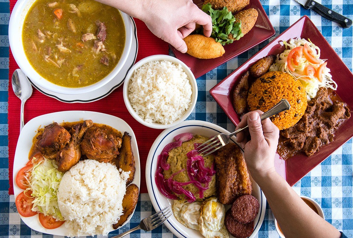 La gastronomía de República Dominicana destaca por platos criollos tradicionales como la Bandera Dominicana (arroz, habichuelas y carne) y el mangú con los tres golpes (plátano, huevos, queso, salami). Los restaurantes varían desde opciones locales económicas hasta experiencias culinarias, con un alto consumo de productos locales como plátano y arroz.  Lugares Destacados y Platos Típicos Desayunos Tradicionales: Se encuentran en restaurantes locales pequeños (llamados "comedores") o cafeterías. El plato estrella es el mangú con salami, queso frito y huevos, a menudo acompañado de jugo de chinola. Comida Casera ("La Bandera"): Es el plato nacional diario, indispensable en cualquier restaurante de comida criolla. Variedad: Se pueden encontrar lugares con opciones de alta cocina en zonas turísticas y restaurantes más sencillos y accesibles en las ciudades. Sabores Locales: Los yaniqueques y pastelitos son meriendas populares en puestos callejeros y restaurantes de playa.  Costos y Experiencia Presupuesto: La comida es accesible. Un gasto mensual razonable en alimentos puede rondar los USD 205 - USD 350, dependiendo del consumo de productos locales o importados. Experiencia: Se recomienda visitar "comedores" tradicionales para una experiencia auténtica y probar la auténtica cocina criolla dominicana. 