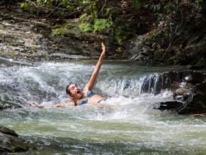 La Hacienda Park Recorre la selva con nuestras tirolinas más largas y seguras del país, de dos kilómetros de longitud, alcanza una velocidad de hasta 70 km/h y termina con un salto de caída libre. Conduce nuestros buggies por nuestro circuito privado de caminos extremos y nada en nuestro río natural de agua cristalina. Cabalga a través de la jungla con nuestros caballos en semi-libertad, tranquilos y ágiles para que puedas disfrutar de la fauna salvaje, súbete al único teleférico de la República Dominicana que te brindará las mejores vistas del parque y, finalmente, conoce la cultura del país con nuestro safari en el que conocerás la cultura dominicana y local y degustarás comida tradicional en nuestro buffet que no podrás disfrutar en ningún hotel. Ofrecemos un club infantil para los más pequeños, con un montón de actividades mientras esperan a los mayores. También tenemos la opción VIP, que incluye transporte personal, un guía y fotógrafo privado, bebidas ilimitadas, un álbum digital, una tirolina adicional y ¡mucho más!