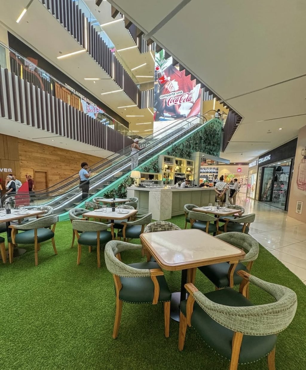 Atrium SBG Internacional Av. Núñez de Cáceres, Downtown center, Santo Domingo, República Dominicana Atrium SBG Downtown Center HORARIOS Lunes a Domingo 8:00 a.m. – 1:00 a.m. Redes Sociales