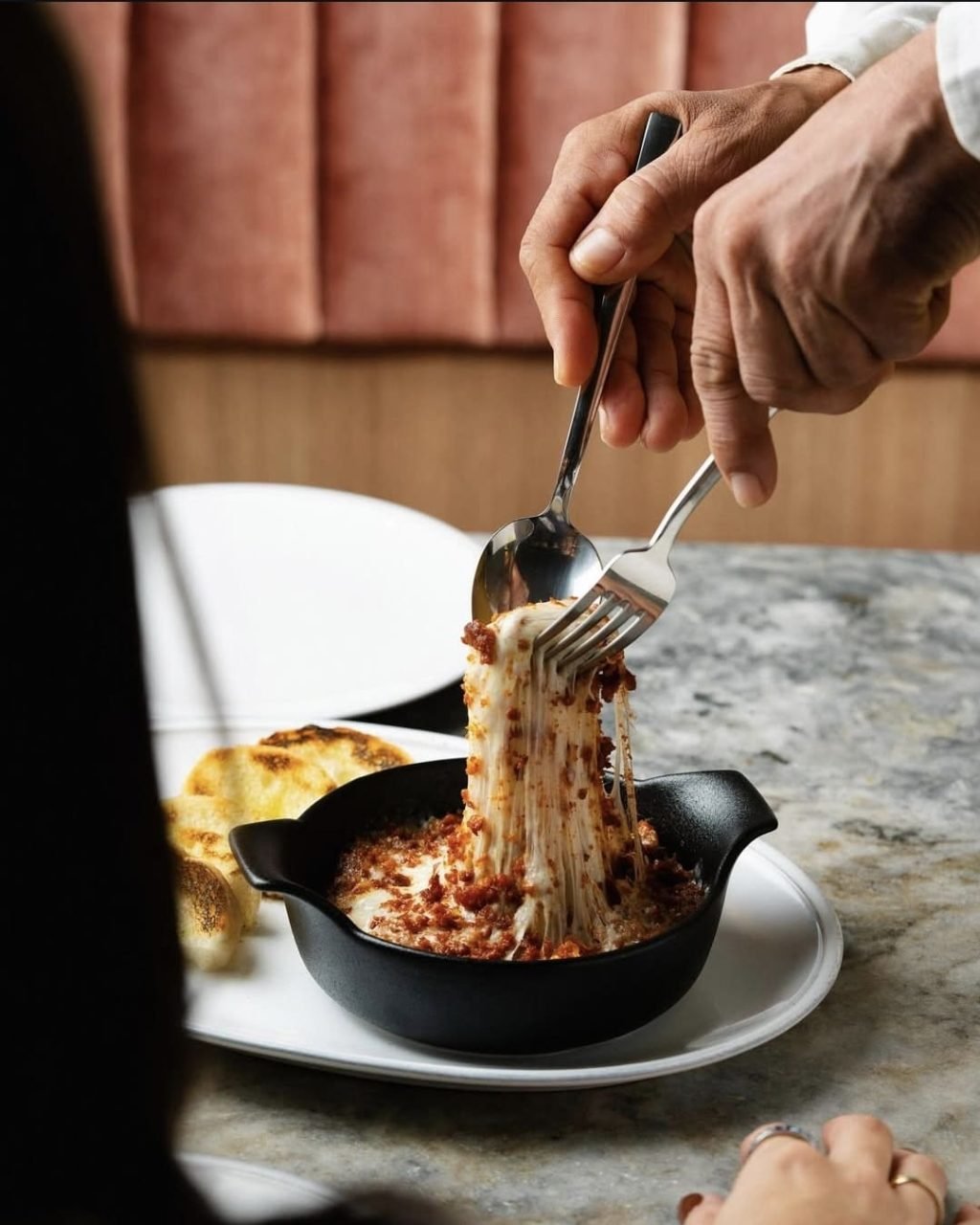 Calle Pablo Casals, Santo Domingo, República Dominicana Forja Restaurante The Meeting Point HORARIOS Domingo a Jueves 12:00 p.m. – 12:00 a.m. Viernes y Sábados 12:00 p.m. – 2:00 a.m.