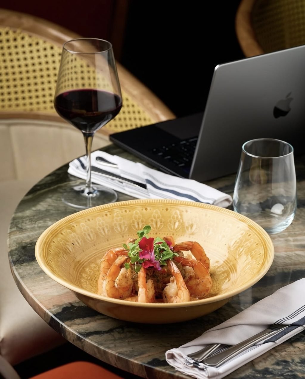 Internacional   Fusion Avenida Núñez de Cáceres, Santo Domingo, República Dominicana 829-760-4919 La Vyuda HORARIOS Domingos a Jueves 12:00 p.m. – 1:00 a.m. Viernes y Sábados 12:00 p.m. – 2:00 a.m.  Reserva vía WhatsApp Deliciosas ofertas en tu bandeja de entrada: