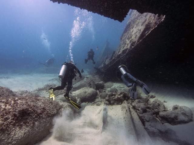 El Astron Cuando este gigantesco barco ruso de 120 metros de eslora se estrelló cargado de maíz camino a Cuba en 1978, se dividió en dos partes y se hundió delante de la costa de Bávaro. Sumergido a 12 metros, El Astron continúa siendo popular entre los buceadores más experimentados, pero solo cuando el agua está calmada ya que el área tiene fuertes corrientes. Vale la pena echar un vistazo a la magnitud del barco, incluyendo su hélice gigante, que se dice pesa más de 20,000 toneladas.