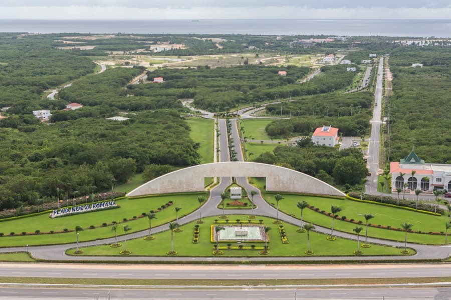 Los proyectos silenciosos que están redefiniendo el turismo inmobiliario en el Este. La República Dominicana ha logrado posicionarse como uno de los destinos turísticos más dinámicos del Caribe, superando recientemente la barrera de los 10 millones de visitantes anuales. Este crecimiento ha venido acompañado de una expansión sostenida de la oferta hotelera e inmobiliaria, particularmente en el Este del país. Sin embargo, en medio de este auge, se ha instalado una narrativa que no siempre responde a la realidad del mercado: que los proyectos más visibles son también los más valiosos. La historia reciente del desarrollo inmobiliario turístico en el país demuestra lo contrario. Los mayores niveles de valorización no han estado necesariamente en los proyectos más promocionados, sino en aquellos que lograron estructurarse con visión desde sus etapas iniciales. Un inversionista más exigente y un mercado que evoluciona El perfil del inversionista ha cambiado. Ya no se trata únicamente de adquirir una propiedad para renta corta o ganancia rápida. Existe una mayor atención al riesgo, a la sostenibilidad del retorno y al valor real del activo en el tiempo. En el Caribe, más del 60 % de los inversionistas internacionales priorizan proyectos que les permitan combinar uso personal con valorización. Este cambio ha obligado a los desarrolladores a replantear su propuesta: ya no basta con vender unidades, hay que crear entornos. Playa Nueva Romana: más que un proyecto, una señal de mercado En ese contexto, desarrollos como Playa Nueva Romana adquieren una relevancia distinta. Impulsado por el Grupo Piñero, un actor con amplia trayectoria internacional en el sector turístico, este proyecto no responde a una tendencia coyuntural, sino a una lógica de desarrollo probada. Aquí el enfoque va más allá de la venta inmobiliaria. Se trata de una comunidad planificada que integra componentes residenciales, turísticos y recreativos bajo una visión de largo plazo. Ese modelo, menos ruidoso pero más estructurado, es precisamente el que comienza a ganar terreno en el mercado dominicano. Una tendencia que va más allá de un solo desarrollo Playa Nueva Romana no es un caso aislado. Forma parte de una nueva generación de proyectos que están redefiniendo el turismo inmobiliario en el país. En Miches, por ejemplo, se concentran inversiones hoteleras que superan los US$500 millones, con la entrada de marcas internacionales que apuestan por un desarrollo más ordenado y sostenible. En Pedernales, el impulso conjunto del Estado y el sector privado busca crear un destino desde cero, con planificación integral. Mientras tanto, iniciativas como Punta Bergantín intentan reposicionar el norte bajo una nueva lógica de desarrollo.